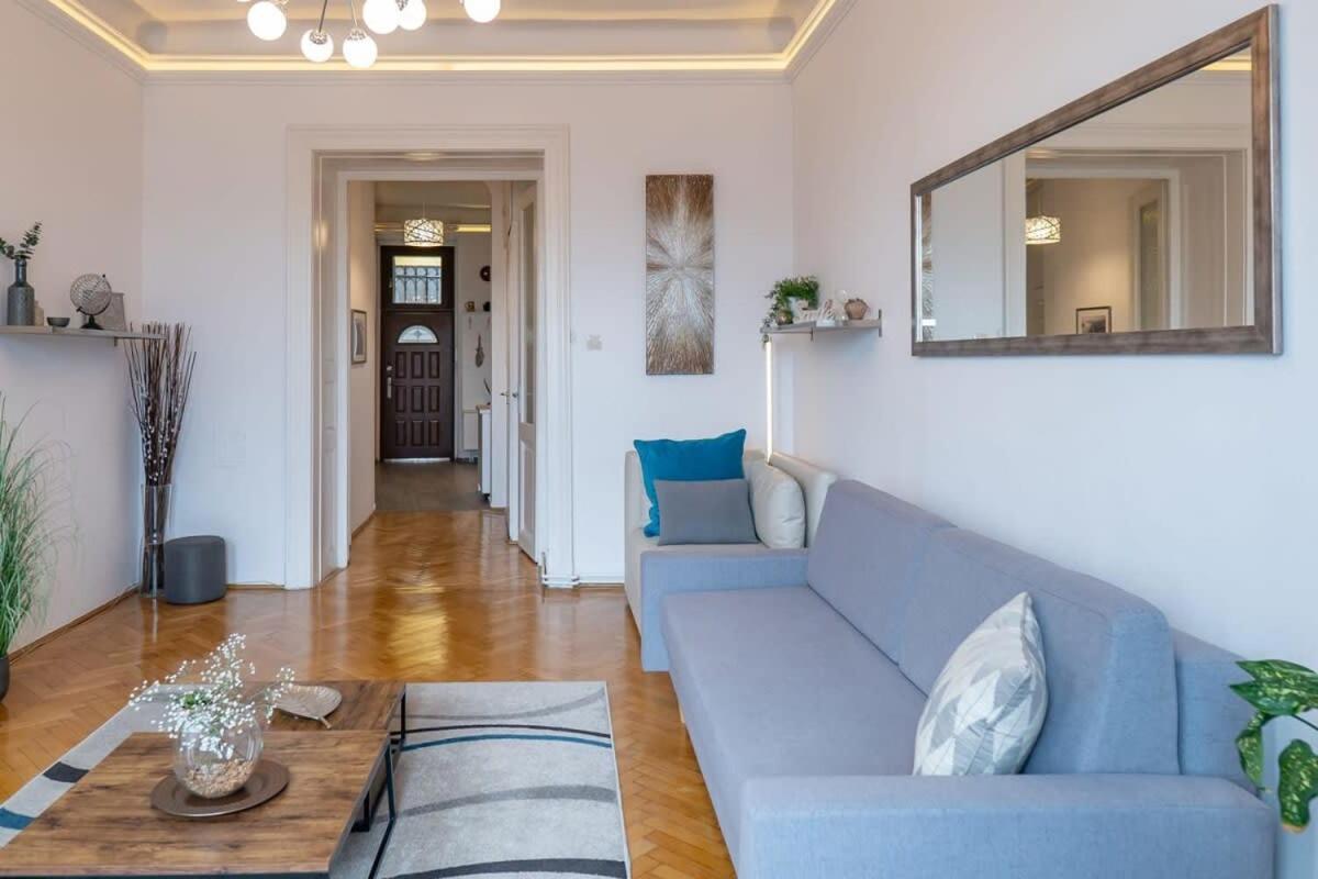 Chic Flat With River View Apartment *