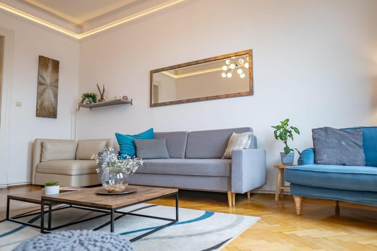 Chic Flat With River View Budapeste